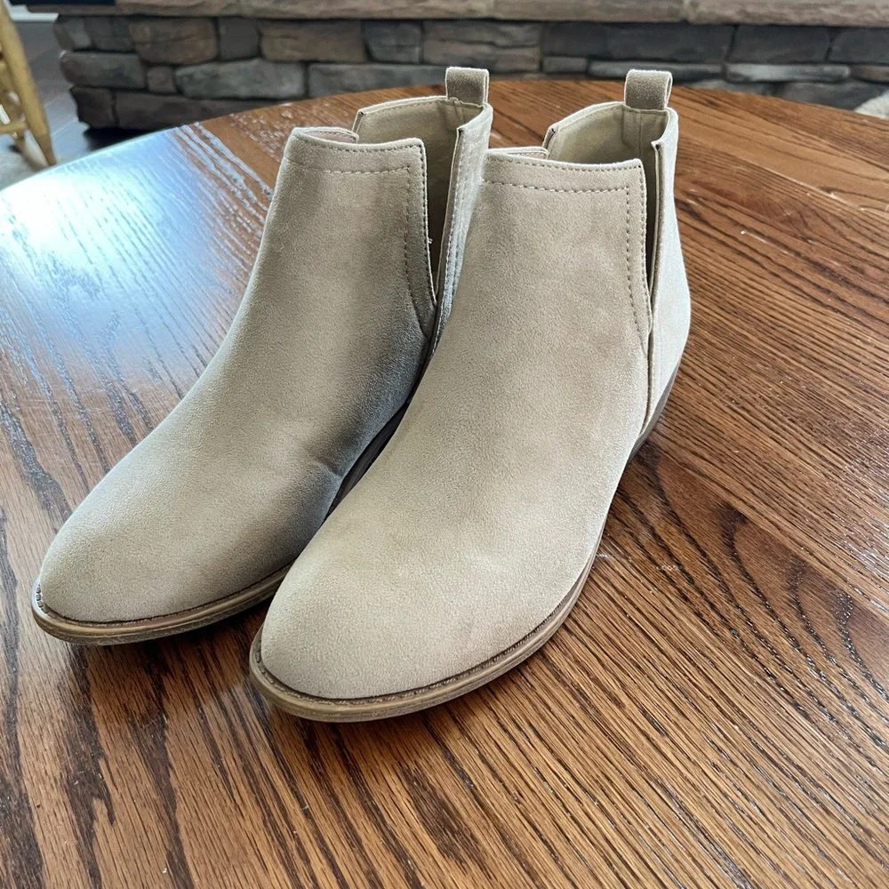 Journee Collection Women’s Rimi Bootie in Stone Suede Stack Block Heels Size 8.5